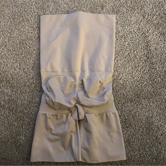 ASSETS BY SPANX HIGH WAIST SHORTS SHAPEWEAR NUDE (P) - Picture 4 of 6